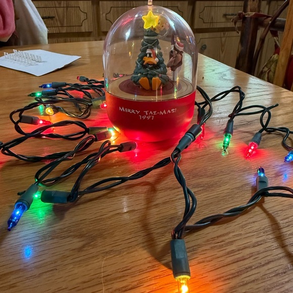 1997 Hallmark Looney Tunes "Merry Taz-Mas!" Magic Ornament - Picture 3 of 9